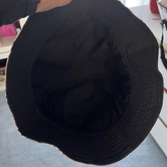 Burberry Beige Plaid Bucket Hat with Red Detail Reversible - Picture 5 of 8